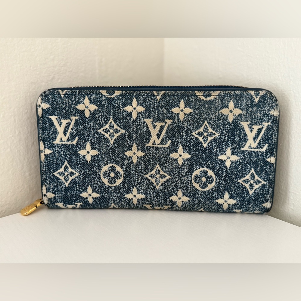 LOUIS VUITTON Zippy Denim Wallet - Picture 2 of 8